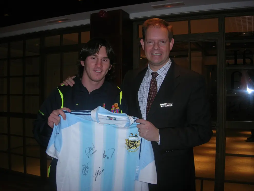 Menno Overvelde con el futbolista Lionel Messi.