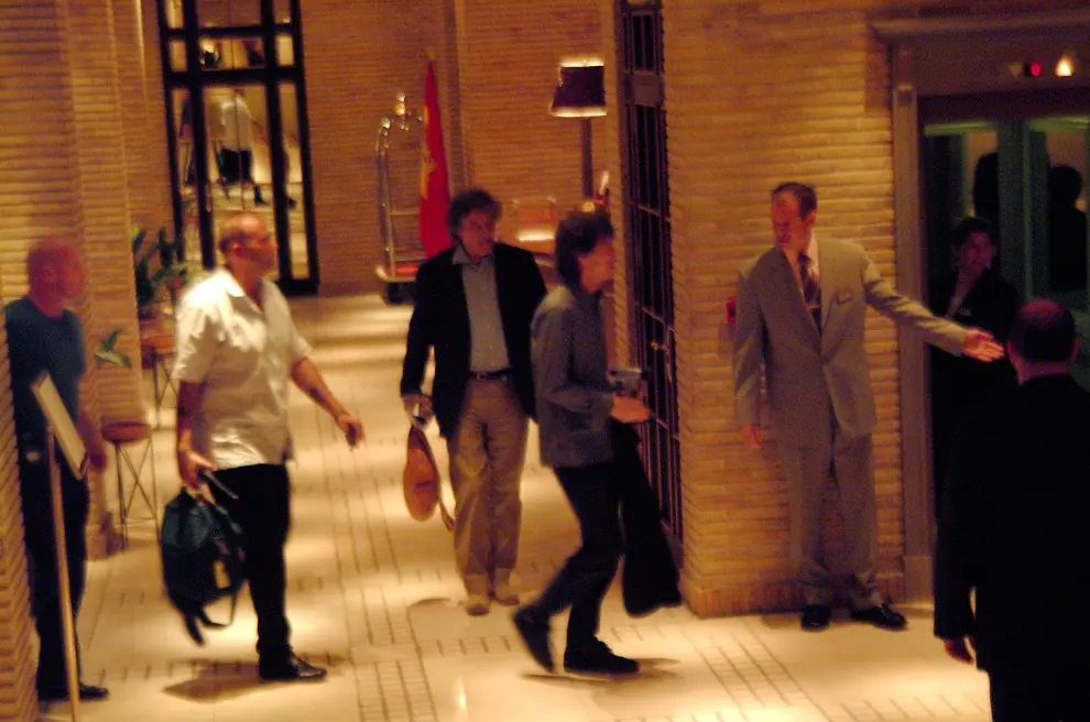 La entrada del artista Mickl Jagger al Hotel Palafox junto a Menno Overvelde.