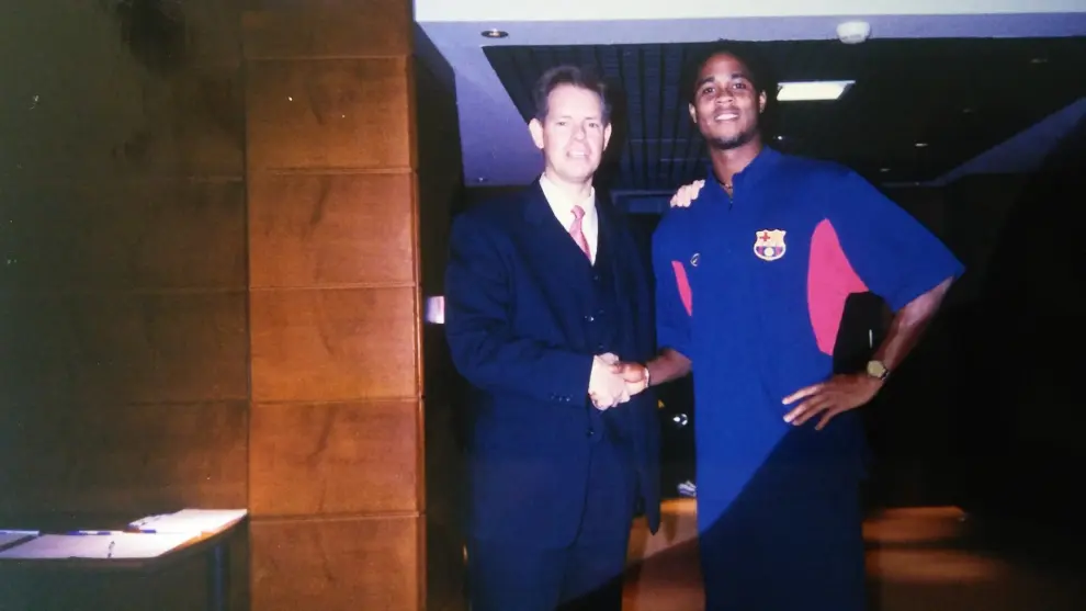 El futbolista y entrenador holandés Patrick Kluivert junto a Menno Overvelde.