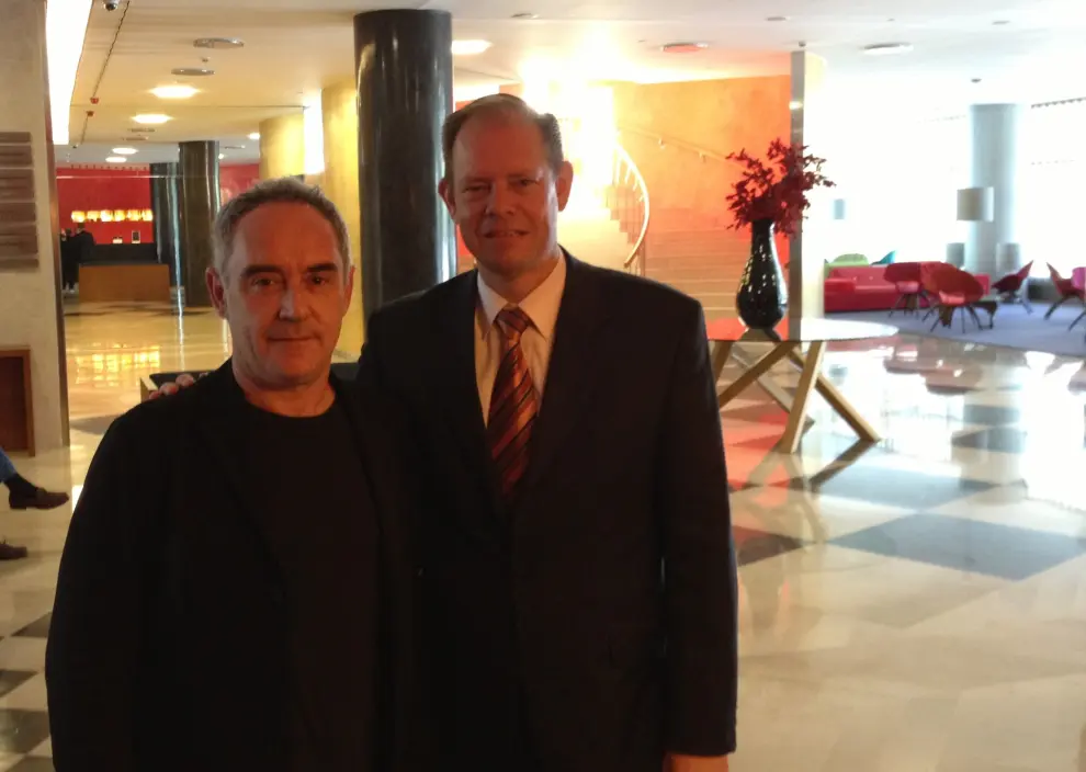 Menno Overvelde con el cocinero Ferran Adriá en el Hotel Palafox.