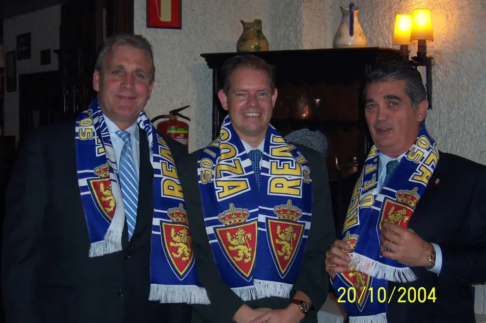 Menno Overvelde con los presidentes del Real Zaragoza y del Utrecht (Holanda).