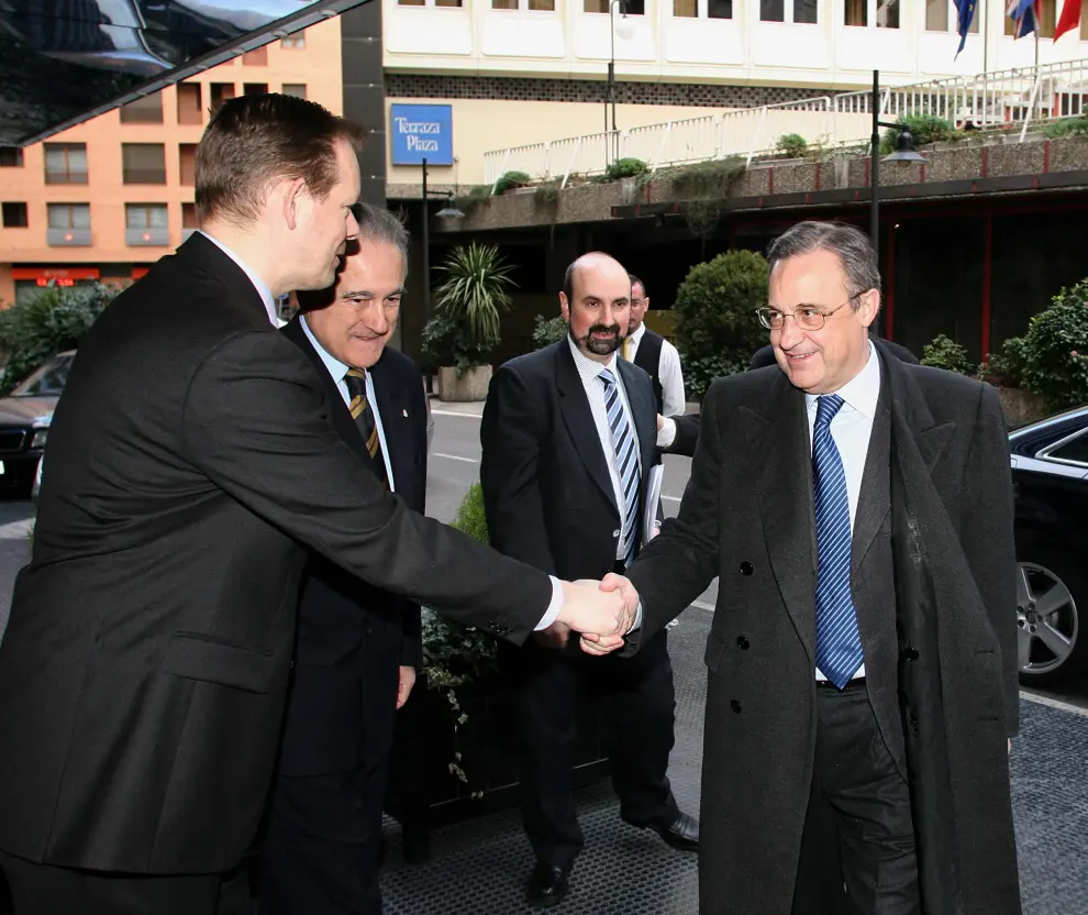 Menno Overvelde saluda al presidente del Real Madrid, Florentino Pérez.
