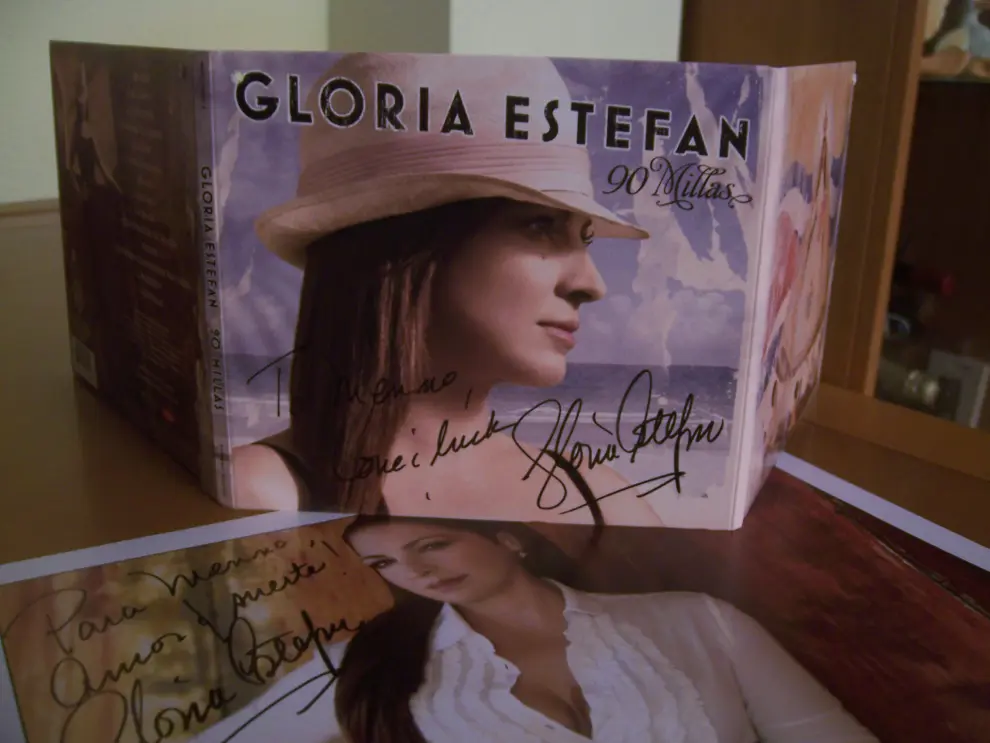 Dedicatoria de un disco de Glorian Estefan.