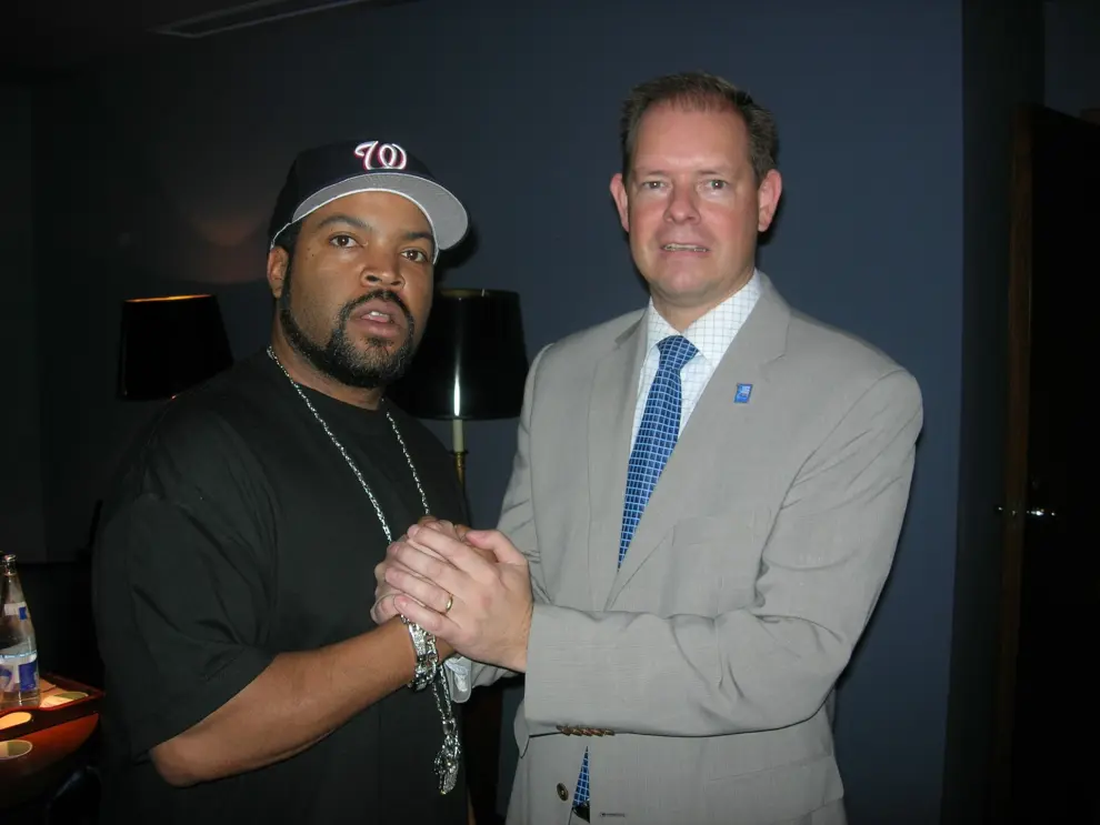 Menno Overvelde con el cantante Ice Cube.