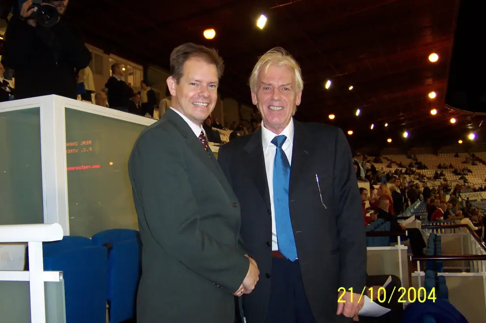 Menno Overvelde con el entrenador holandés Leo Beenhakker.
