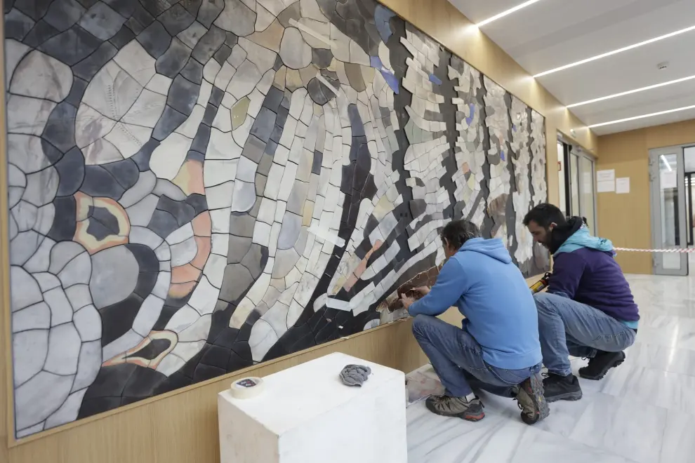 Mural cerámico del hall de la nueva facultad de Filosofía y Letras, obra de los ceramistas de Muel, Javier y Juan Fanlo.