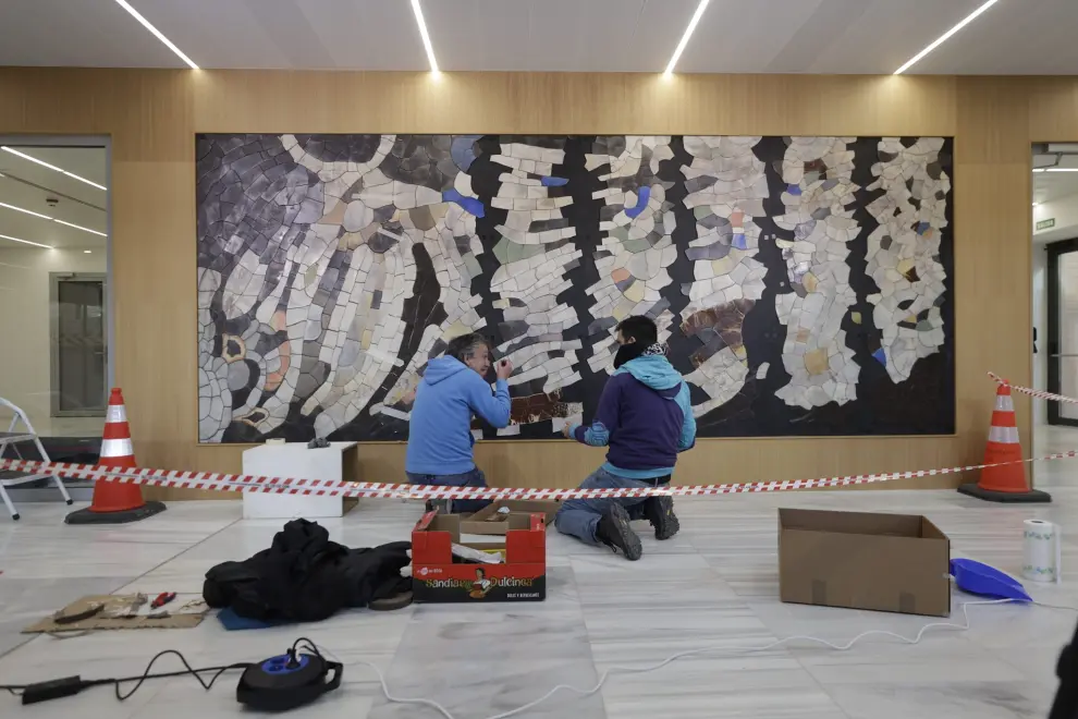 Mural cerámico del hall de la nueva facultad de Filosofía y Letras, obra de los ceramistas de Muel, Javier y Juan Fanlo.
