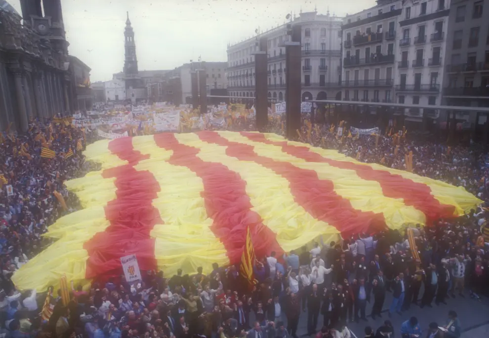 Manifestación por la autonomía plena de Aragón y contra el trasvase el 23 de abril de 1993 en Zaragoza.