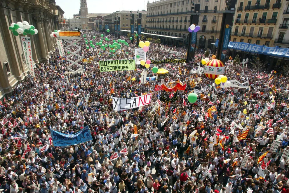 Marcha contra el trasvase durante la festividad de San Jorge en Zaragoza en 2003.