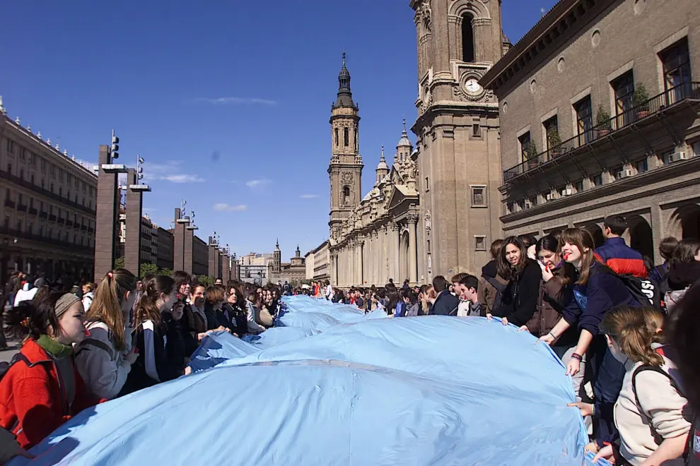 Marcha de estudiantes de enseñanzas medias y universitarias contra el trasvase en Zaragoza en 2001.