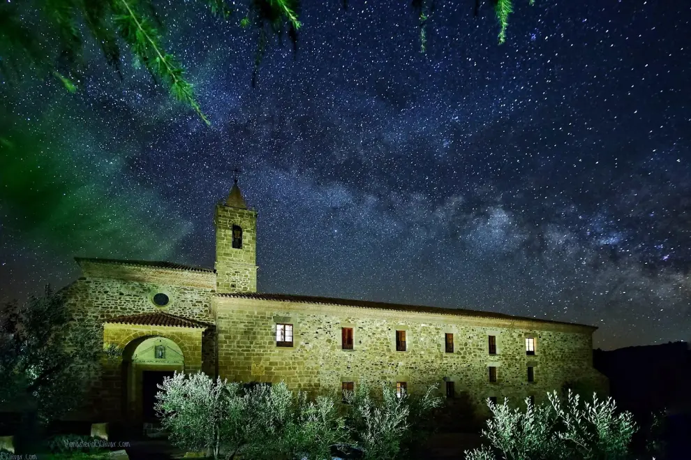 Viistantes del Monastario El Olivar viendo las estrellas.
