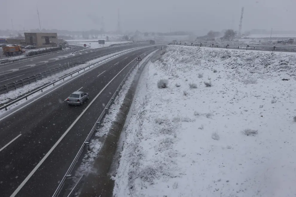 Las carreteras de los alrededores de Zaragoza se han teñido de blanco