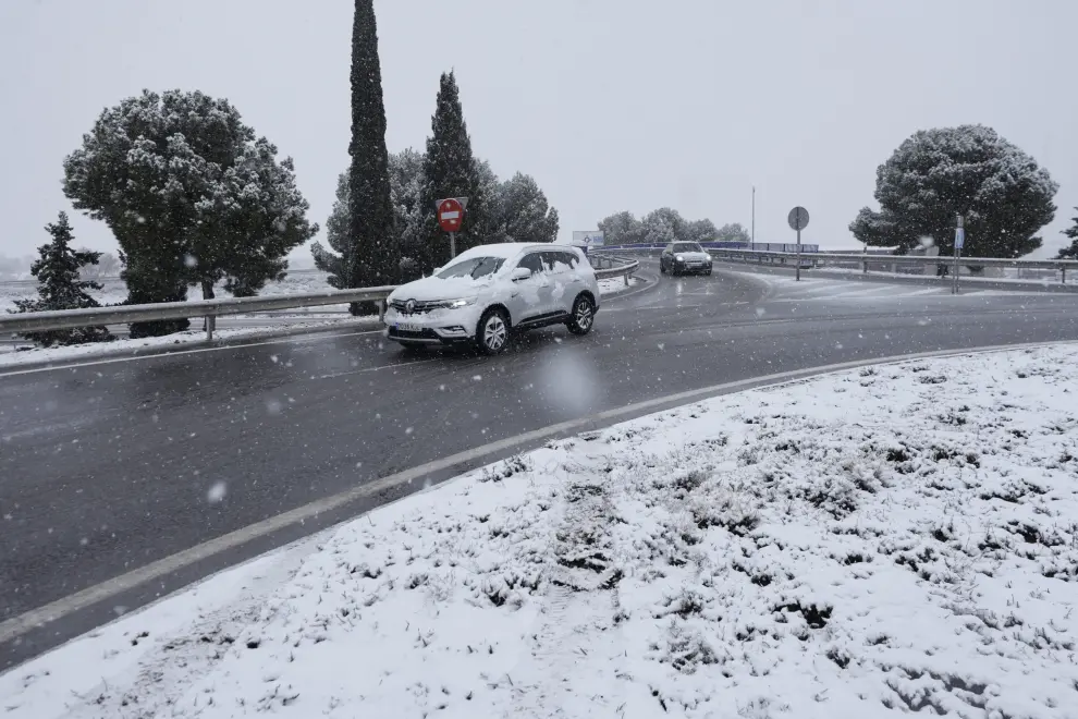 Las carreteras de los alrededores de Zaragoza se han teñido de blanco
