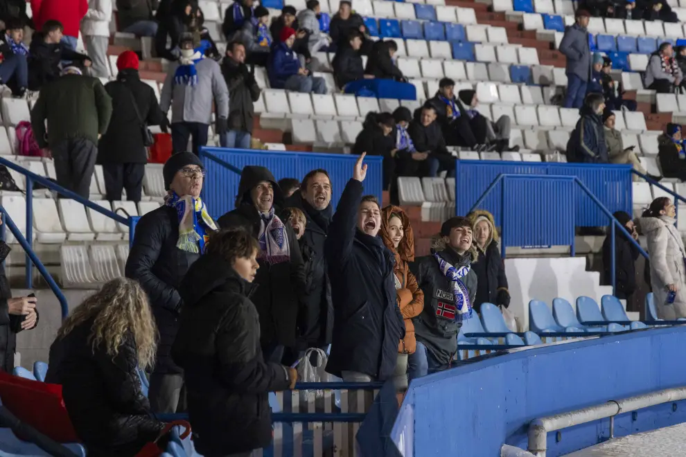 Aficionados del Real Zaragoza esperando la decisión de si se jugaba o no.