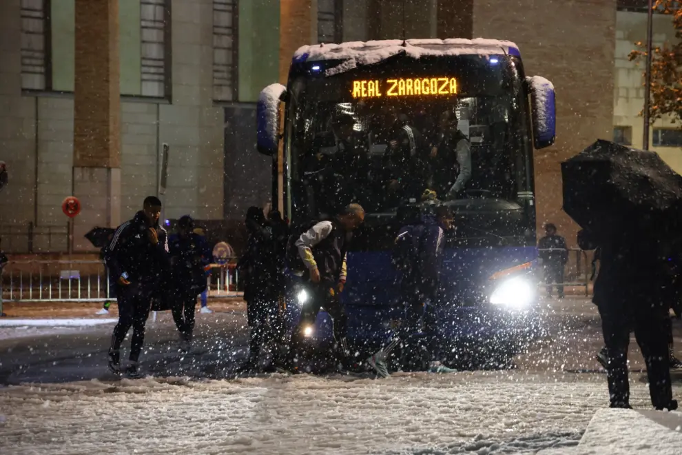 El Real Zaragoza llega a La Romareda llena de nieve.