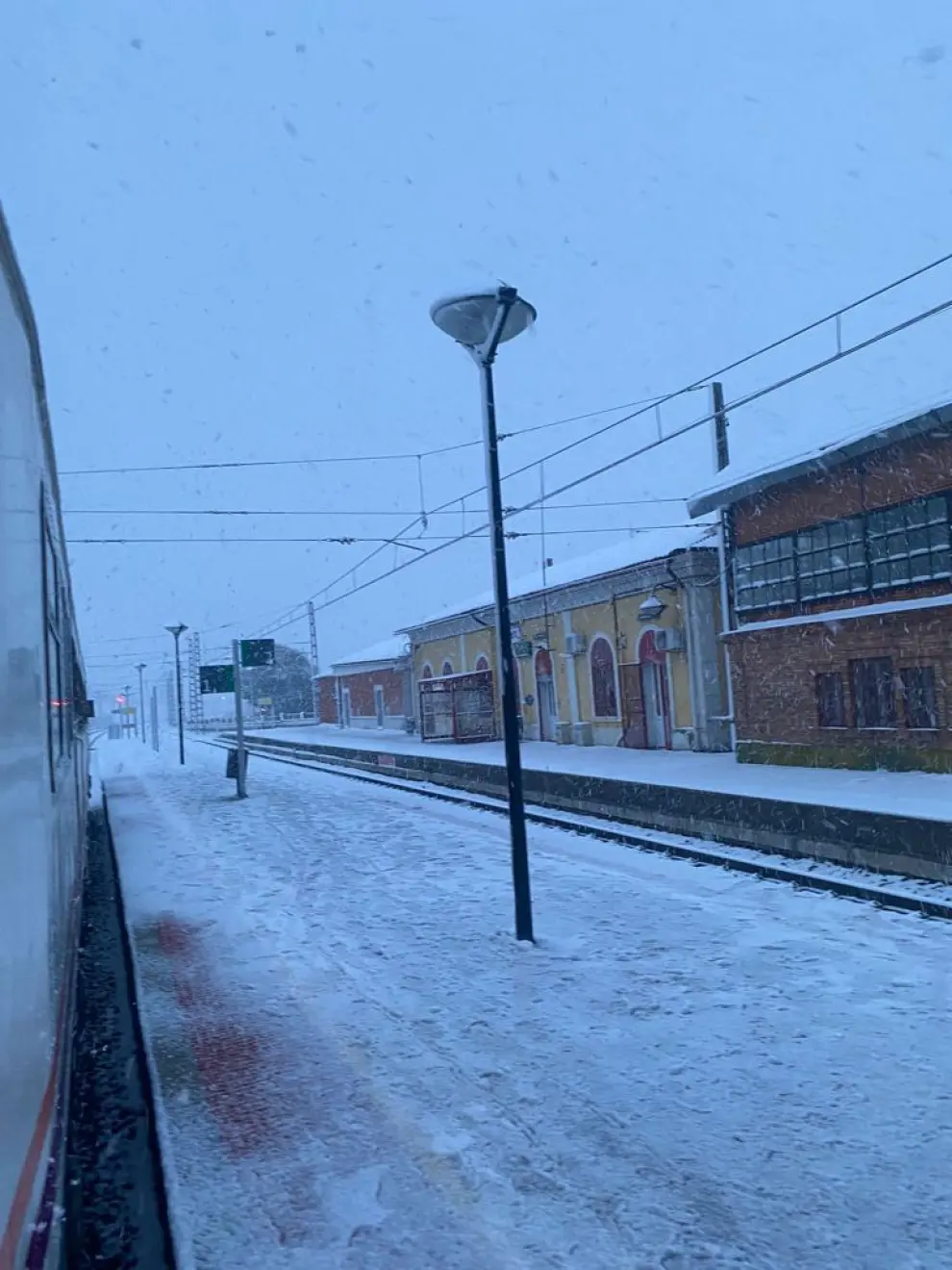 El tren se encuentra varado en Grisén rodeado de nieve sin ningún tipo de solución.