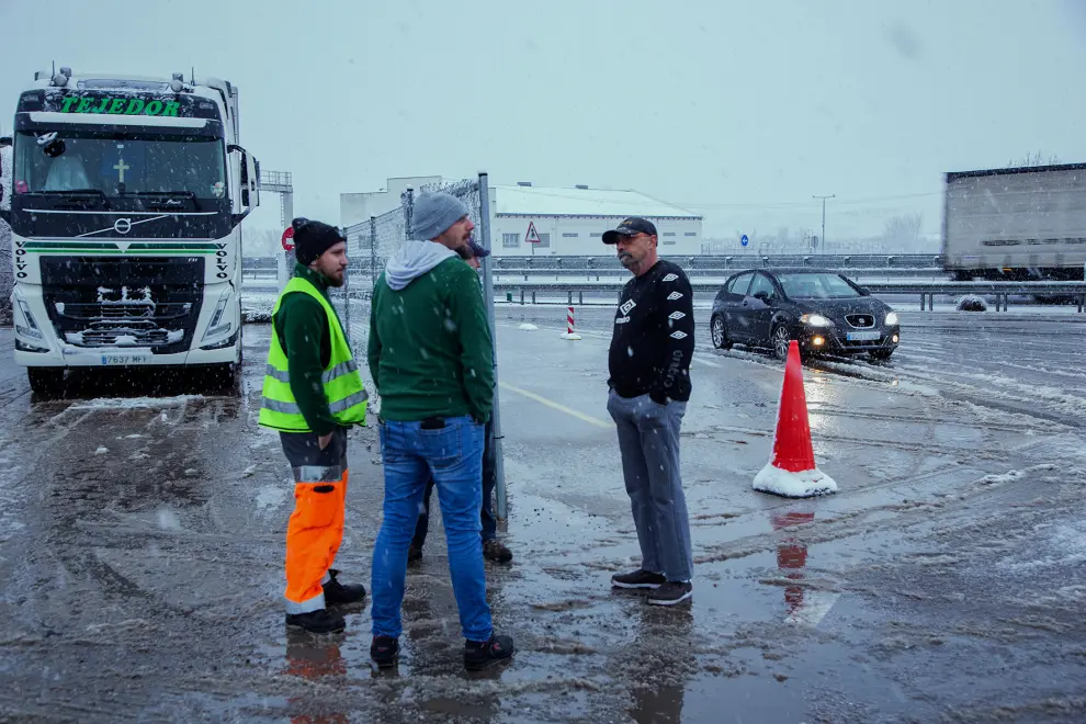 Viernes, 19 de enero de 2024: conductores de camiones en el área de servicio de El Espolón, retenidos por la nieve