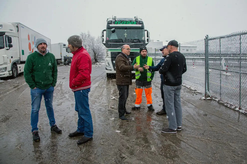 Viernes, 19 de enero de 2024: conductores de camiones en el área de servicio de El Espolón, retenidos por la nieve