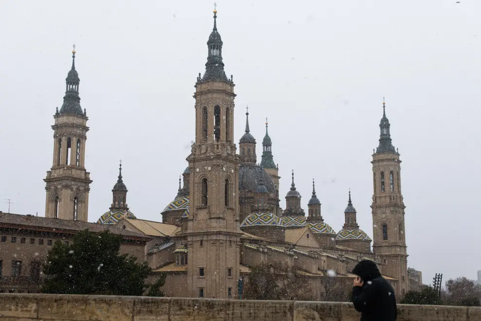 Viernes, 19 de enero de 2024: la nieve cae con intensidad en Zaragoza