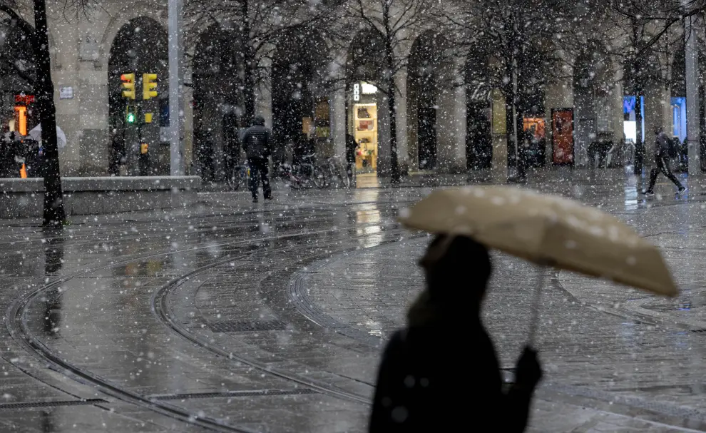 Viernes, 19 de enero de 2024: la nieve cae con intensidad en Zaragoza