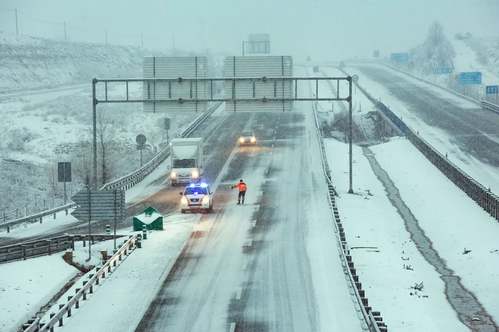 Viernes, 19 de enero de 2024: la nieve obliga a cortar la A2 en direccion a Madrid a la altura de Cetina