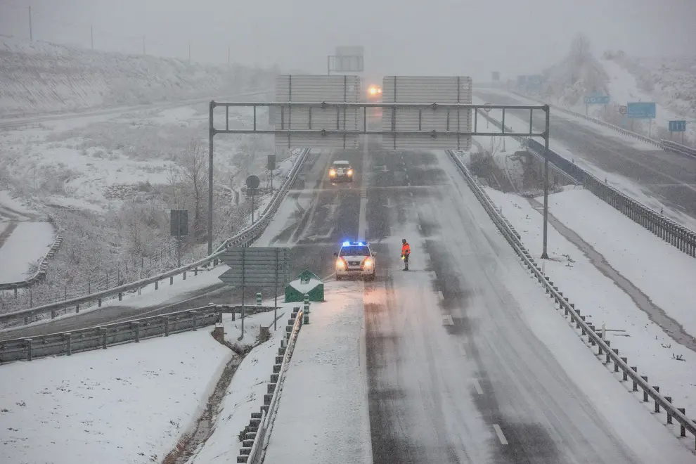 Viernes, 19 de enero de 2024: la nieve obliga a cortar la A2 en direccion a Madrid a la altura de Cetina