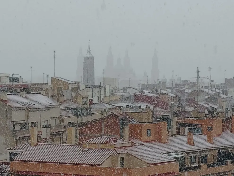Viernes, 19 de enero de 2024: la nieve tiñe de blanco Zaragoza