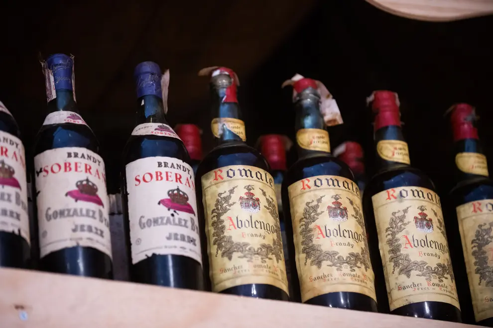 La colección de botellas de los 60 que Casa Perdiguer conserva en Cuarte de Huerva.