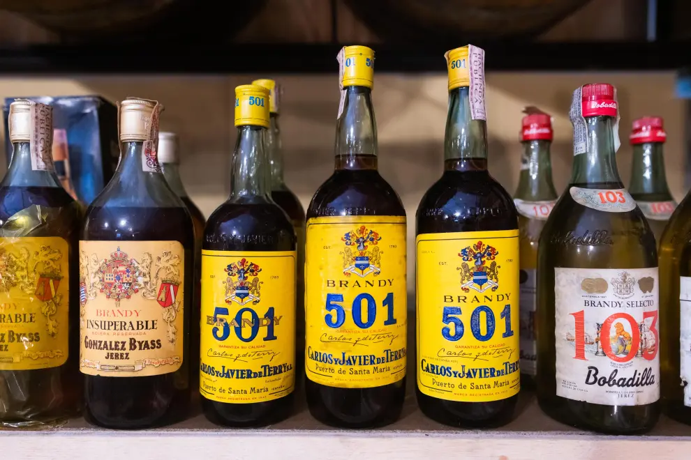 La colección de botellas de los 60 que Casa Perdiguer conserva en Cuarte de Huerva.