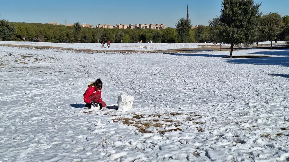 Zaragoza recupera la normalidad tras la nevada por la borrasca Juan: foto del parque en Puerto Venecia