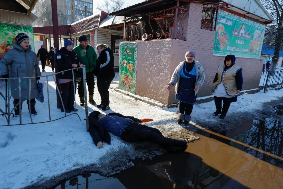 SENSITIVE MATERIAL. THIS IMAGE MAY OFFEND OR DISTURB People gather near the body of a victim following, what local Russian-installed authorities say, was a Ukrainian military strike at a food market in the course of Russia-Ukraine conflict in Donetsk, Russian-controlled Ukraine, January 21, 2024. REUTERS/Alexander Ermochenko [[[REUTERS VOCENTO]]] UKRAINE-CRISIS/DONETSK-SHELLING