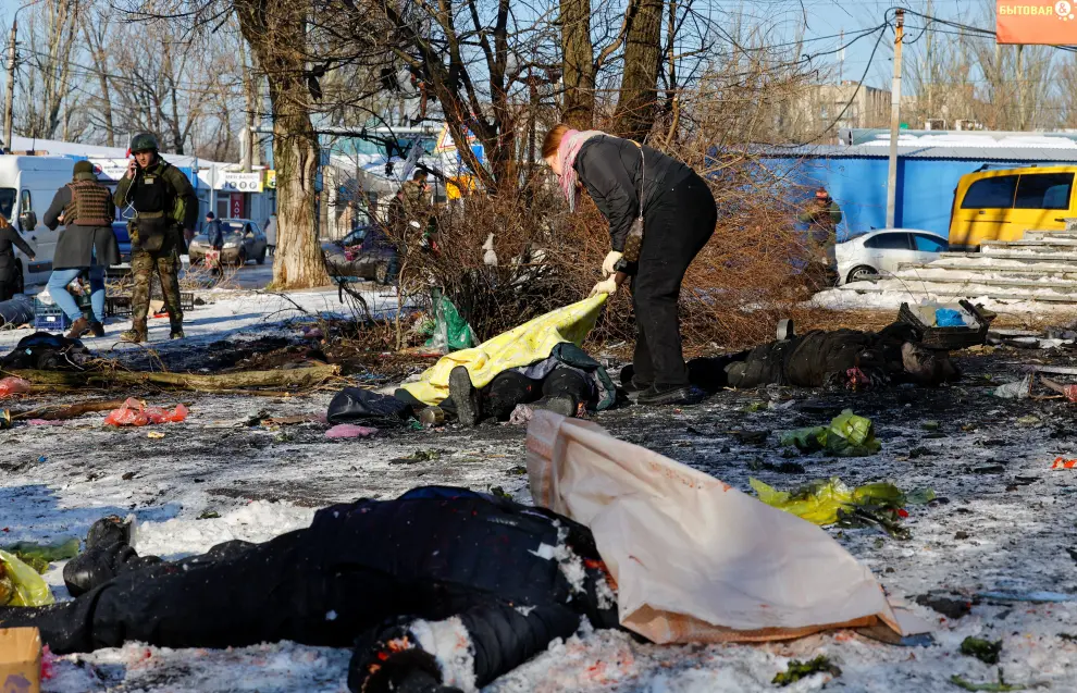 People remove debris at a food market following, what local Russian-installed authorities say, was a Ukrainian military strike in the course of Russia-Ukraine conflict in Donetsk, Russian-controlled Ukraine, January 21, 2024. REUTERS/Alexander Ermochenko [[[REUTERS VOCENTO]]] UKRAINE-CRISIS/DONETSK-SHELLING