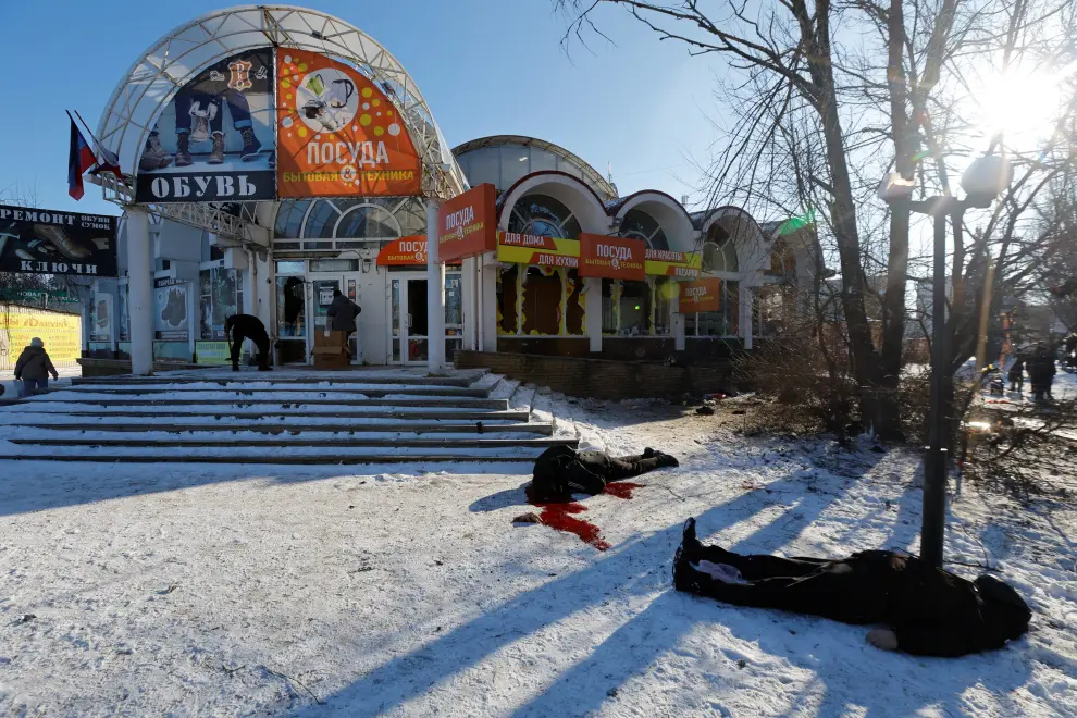SENSITIVE MATERIAL. THIS IMAGE MAY OFFEND OR DISTURB A woman covers the body of a victim following, what local Russian-installed authorities say, was a Ukrainian military strike at a food market in the course of Russia-Ukraine conflict in Donetsk, Russian-controlled Ukraine, January 21, 2024. REUTERS/Alexander Ermochenko [[[REUTERS VOCENTO]]] UKRAINE-CRISIS/DONETSK-SHELLING