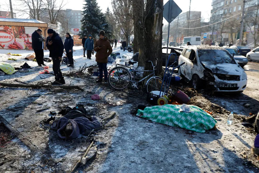SENSITIVE MATERIAL. THIS IMAGE MAY OFFEND OR DISTURB People gather near the bodies of victims following, what local Russian-installed authorities say, was a Ukrainian military strike at a food market in the course of Russia-Ukraine conflict in Donetsk, Russian-controlled Ukraine, January 21, 2024. REUTERS/Alexander Ermochenko [[[REUTERS VOCENTO]]] UKRAINE-CRISIS/DONETSK-SHELLING