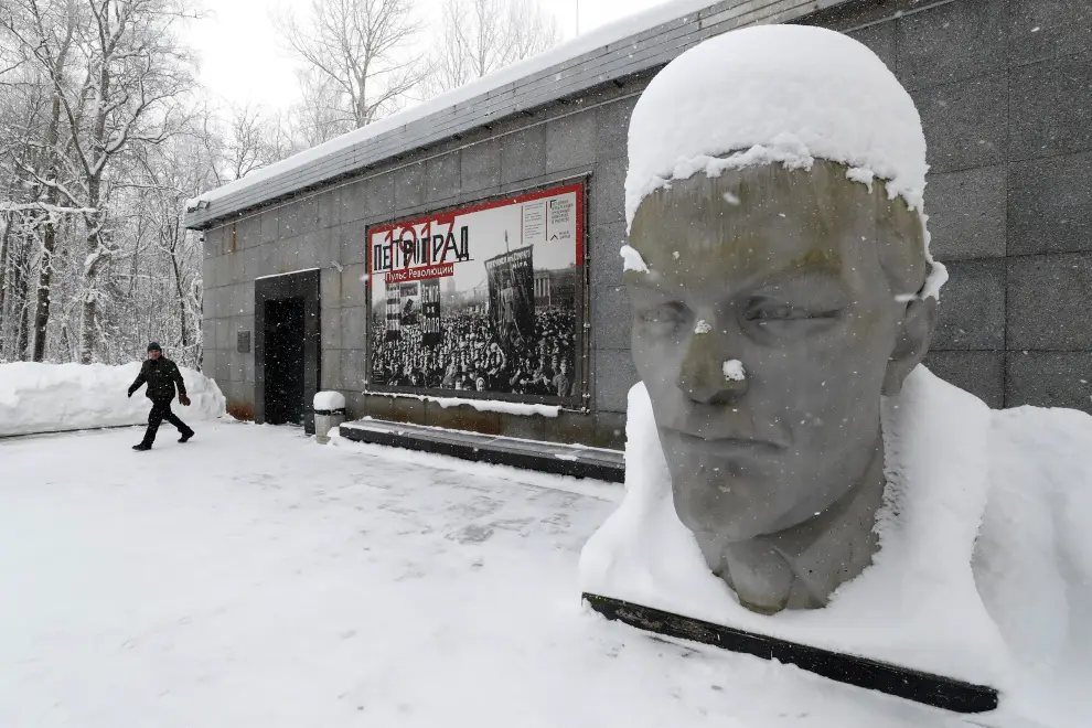 St. Petersburg (Russian Federation), 21/01/2024.- A picture shows the aluminium bust of Soviet state founder Vladimir Lenin by soviet sculptor Grigory Yastrebenetsky in a museum complex in Razliv, outside St. Petersburg, Russia, 21 January 2024. Vladimir Lenin, the founder of the Russian Communist Party and father of the Communist Revolution, passed away in Gorki at the age of 53 on 21 January 1924. (Rusia, San Petersburgo) EFE/EPA/ANATOLY MALTSEV
 RUSSIA LENIN DEATH ANNIVERSARY