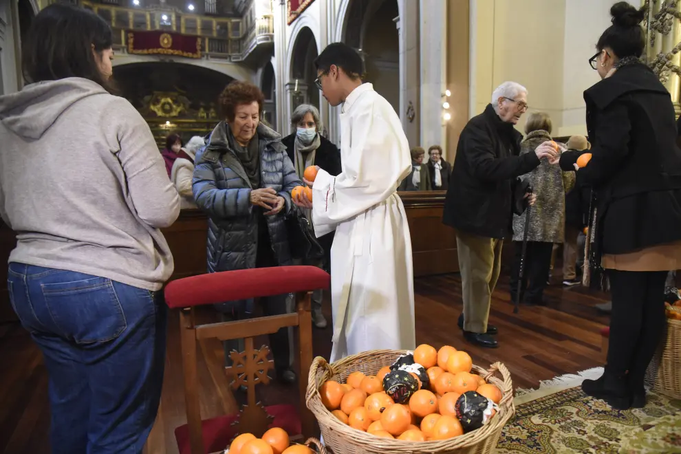 Mira en la catedral, reparto de naranjas en San Vicente y ronda folclórica.