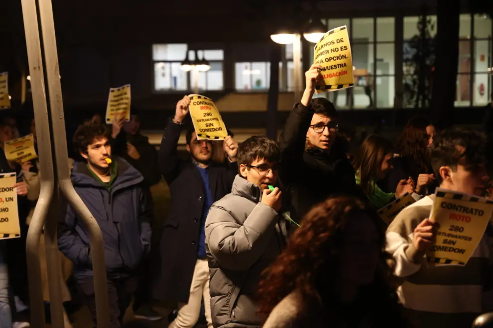 Varias decenas de estudiantes de la residencia de la Universidad de Zaragoza se han manifestado esta tarde por el campus público para pedir una solución a la falta de empresas que se hagan cargo del servicio desde el 1 de febrero.