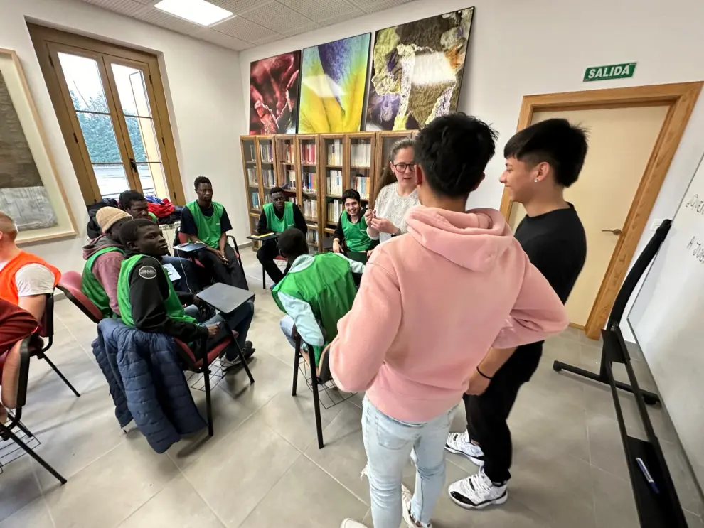 El colectivo se ha adaptado a la vida en la ciudad pirenaica, donde dan charlas en el instituto, aprenden español y juegan al fútbol.