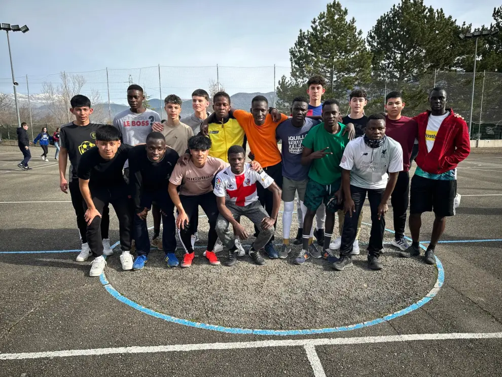 El colectivo se ha adaptado a la vida en la ciudad pirenaica, donde dan charlas en el instituto, aprenden español y juegan al fútbol.