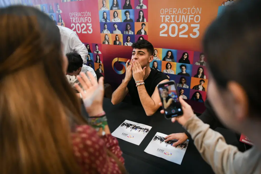 Tres de los concursantes de Operación Triunfo, Juanjo, Naiara y Álvaro, firmarán el disco en el Palacio de Congresos de la Expo este sábado.