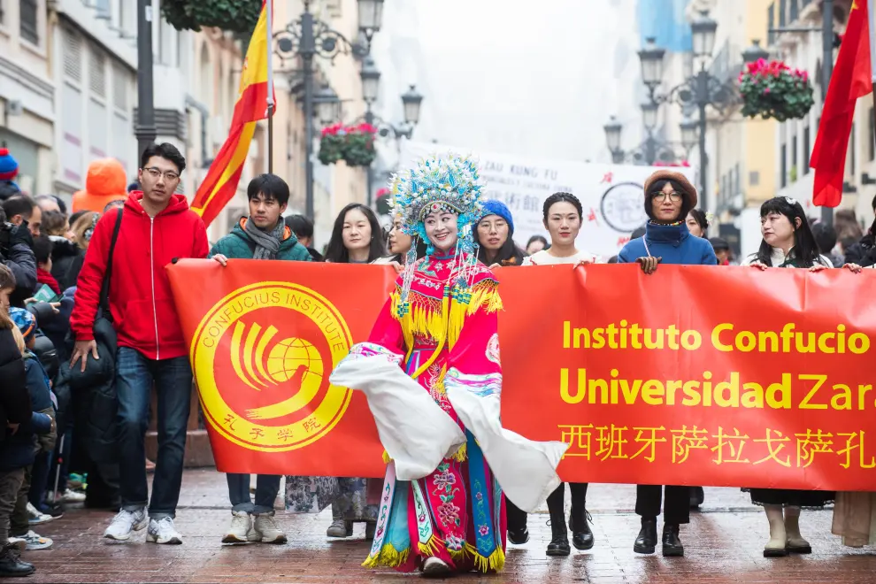 Cientos de personas no han querido perderse el pasacalles organizado por el Instituto Confucio y el Ayuntamiento, que ha contado con la asistencia especial del embajador de China en España.