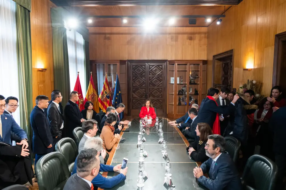 Cientos de personas no han querido perderse el pasacalles organizado por el Instituto Confucio y el Ayuntamiento, que ha contado con la asistencia especial del embajador de China en España.