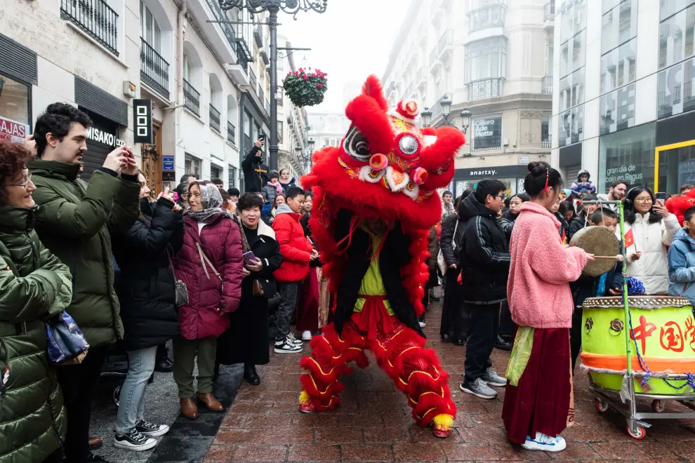 Cientos de personas no han querido perderse el pasacalles, que ha contado con la asistencia especial del embajador de China en España.