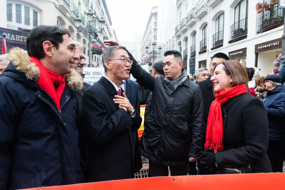 Cientos de personas no han querido perderse el pasacalles, que ha contado con la asistencia especial del embajador de China en España.