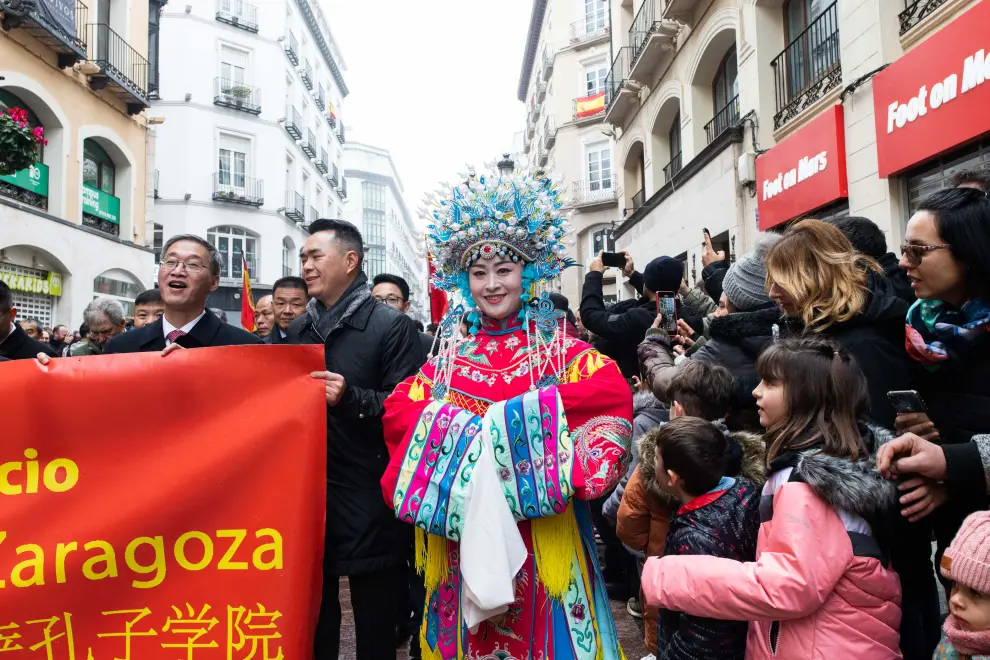 Cientos de personas no han querido perderse el pasacalles, que ha contado con la asistencia especial del embajador de China en España.