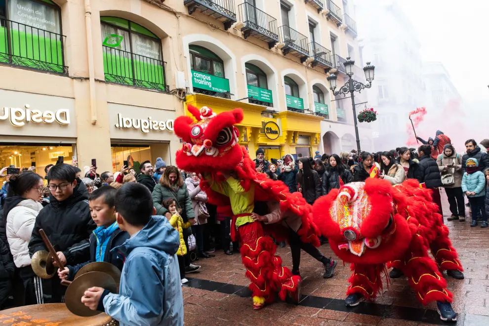Cientos de personas no han querido perderse el pasacalles organizado por el Instituto Confucio y el Ayuntamiento, que ha contado con la asistencia especial del embajador de China en España.