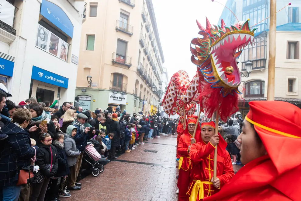 Cientos de personas no han querido perderse el pasacalles organizado por el Instituto Confucio y el Ayuntamiento, que ha contado con la asistencia especial del embajador de China en España.