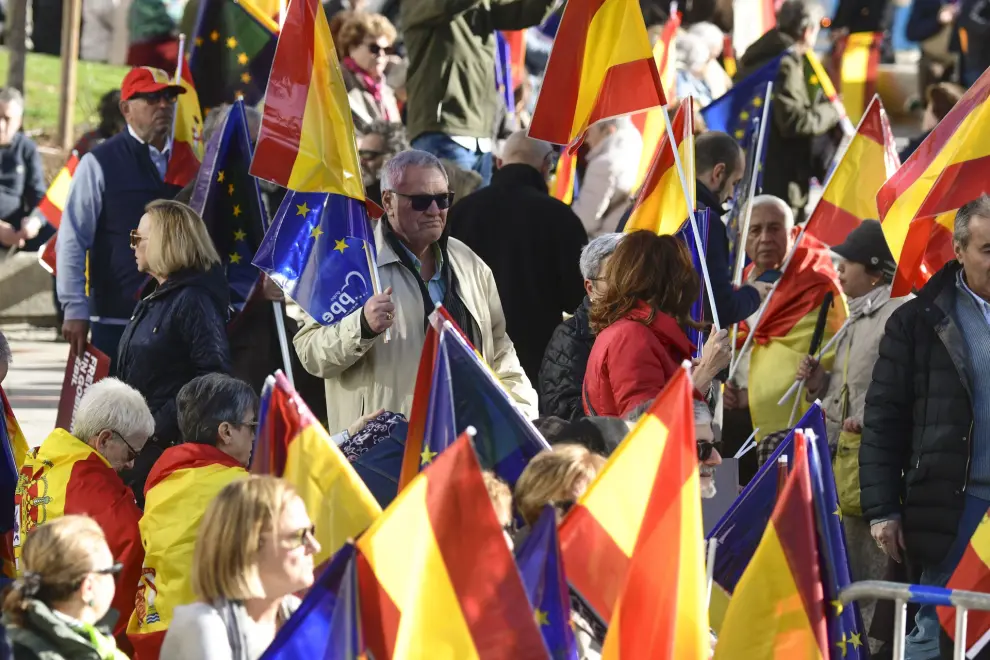 MADRID, 28/01/2024.- Decenas de manifestantes se congregan en la plaza de España donde el Partido Popular ha convocado para este domingo una concentración en contra de la amnistía para los independentistas catalanes, y en "defensa de un país de ciudadanos libres e iguales". EFE/ Victor Lerena

