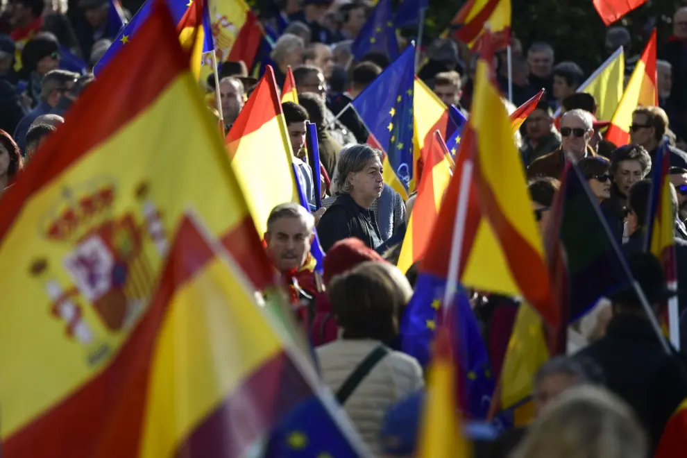 MADRID, 28/01/2024.- Decenas de manifestantes se congregan en la plaza de España donde el Partido Popular ha convocado para este domingo una concentración en contra de la amnistía para los independentistas catalanes, y en "defensa de un país de ciudadanos libres e iguales". EFE/ Victor Lerena
