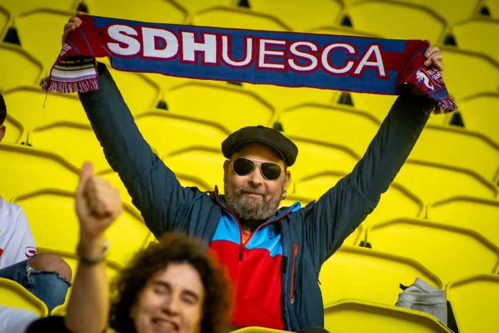 Varios aficionados asisten al partido Villarreal B-SD Huesca.